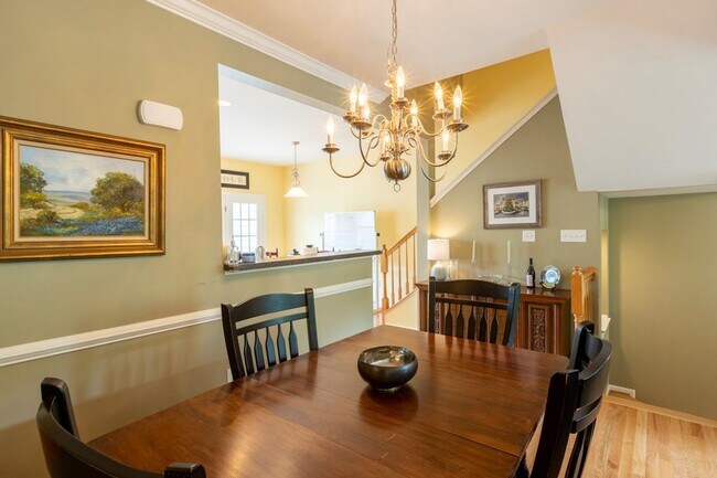 Building Photo - 703 Rainier Rd