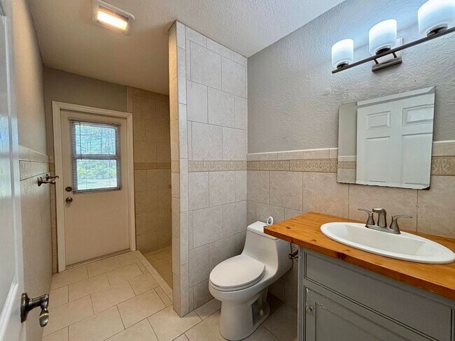 Building Photo - 16105 Temple Blvd