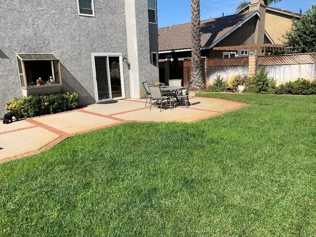 Building Photo - Wonderful East Ventura 4 Bedroom 2.5 Bath Home