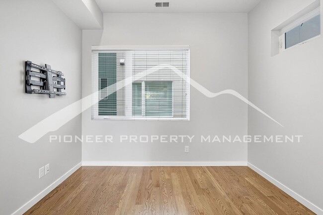 Building Photo - Gorgeous Townhome with Central AC and Rooftop Deck