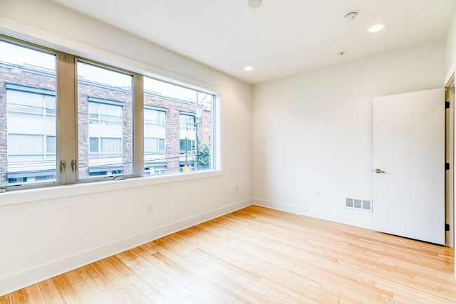 Building Photo - Northern Liberties Townhome with Parking!