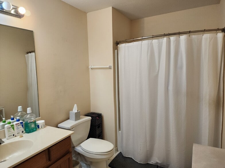 Main bathroom - 1445 Ford Rd