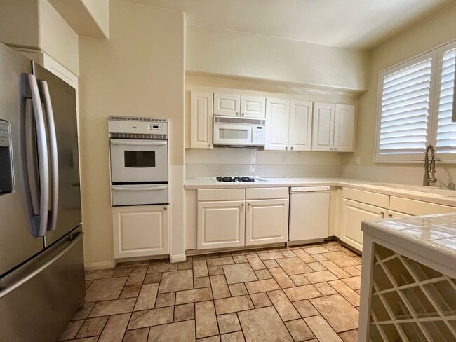 Building Photo - High vaulted ceilings open floor plan cond...