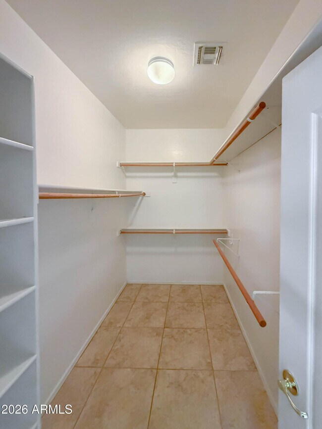 Building Photo - 203 W Cedar Dr