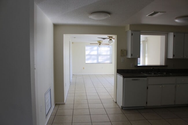 Building Photo - 3 Bedroom 2 Bath Home