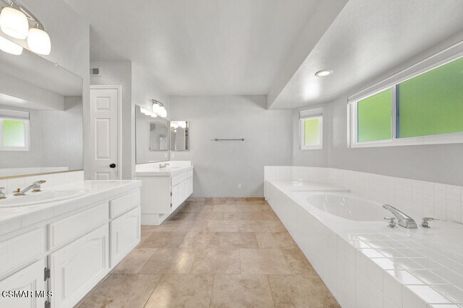 Building Photo - 852 Admiral Ct