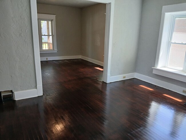 Building Photo - Beautiful Hardwood Floors