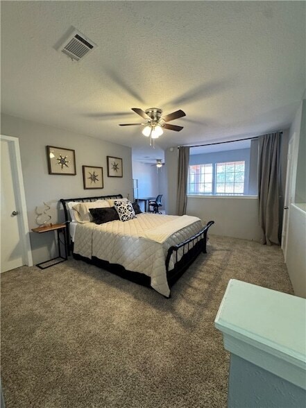 Building Photo - 1305 W Villa Maria Rd