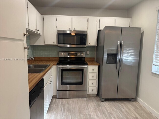 Building Photo - 8750 Royal Palm Blvd