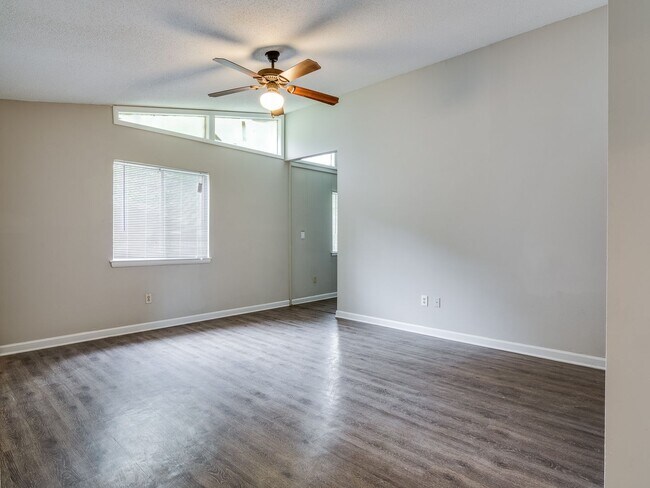 Building Photo - -Beautifully renovated 3 bedroom, 2 bathro...