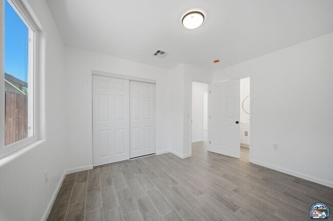 Building Photo - 1077 Wozencraft St