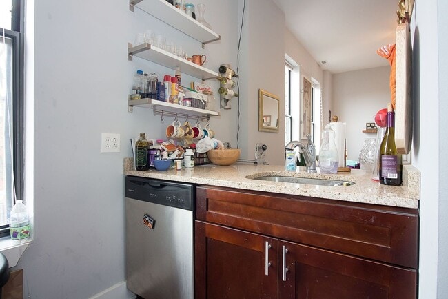 Building Photo - 2 Bedroom in Ukrainian Village /West Town / Noble Square - June 16th