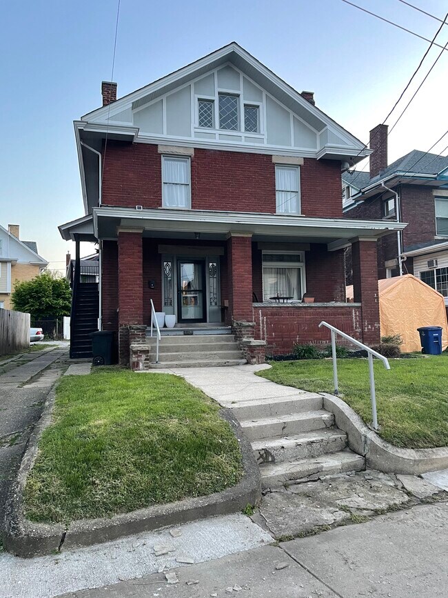 Building Photo - 1589 Lee St E