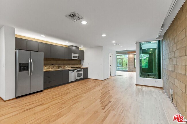 Building Photo - 6615 Melrose Ave