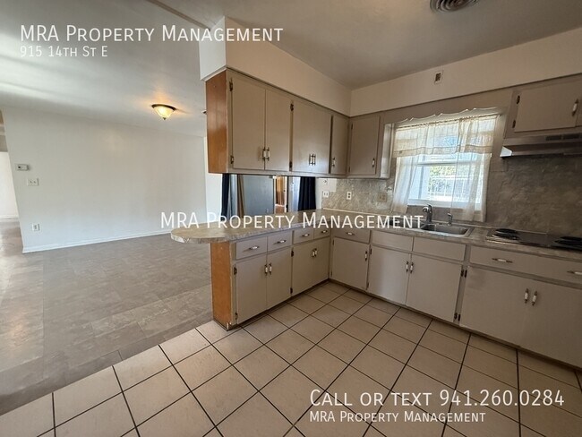 Building Photo - 915 14th St E