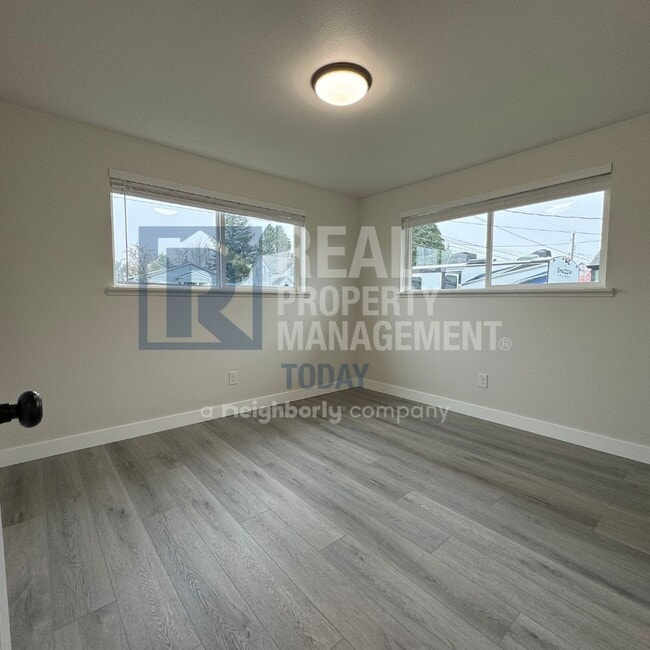 Building Photo - Newly Remodeled Duplex In Tacoma!