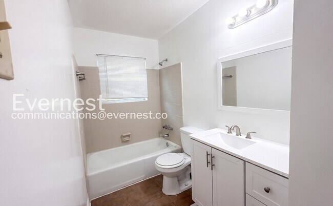 Building Photo - 3 Bed/2 Bath Home with Carport / Vouchers Accepted /Available Now!