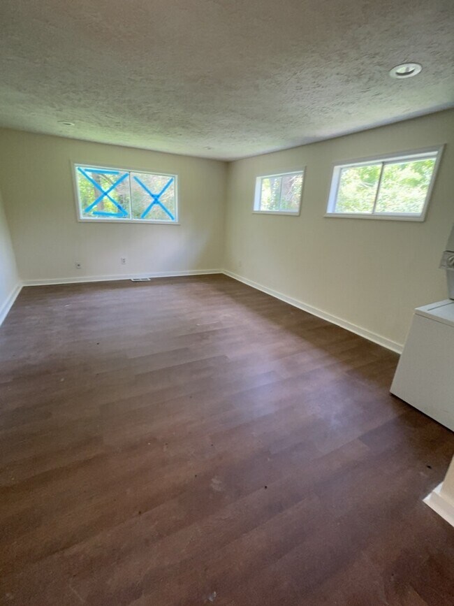Building Photo - 1127 Killarney St