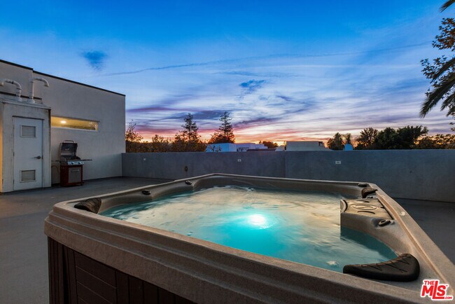 Building Photo - 4806 Sylmar Ave