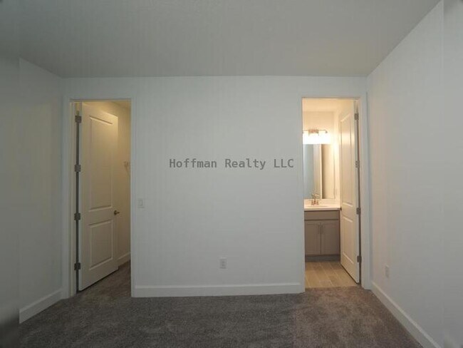 Building Photo - Stunning 5-Bedroom Lakeview Home in River ...