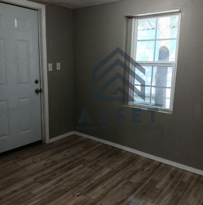 Building Photo - 1323 S Blackwelder Ave