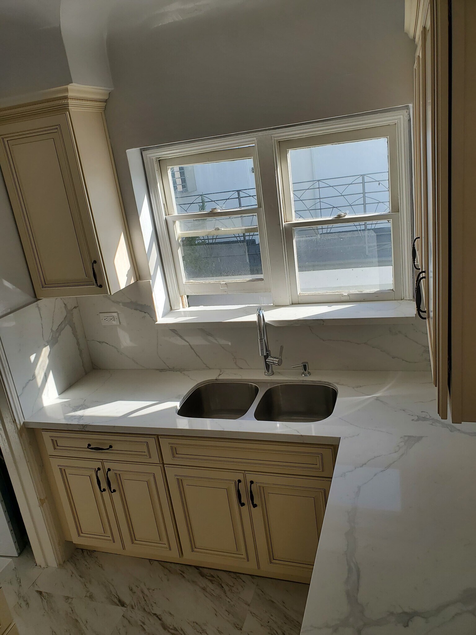 Building Photo - 1070 Masselin Ave