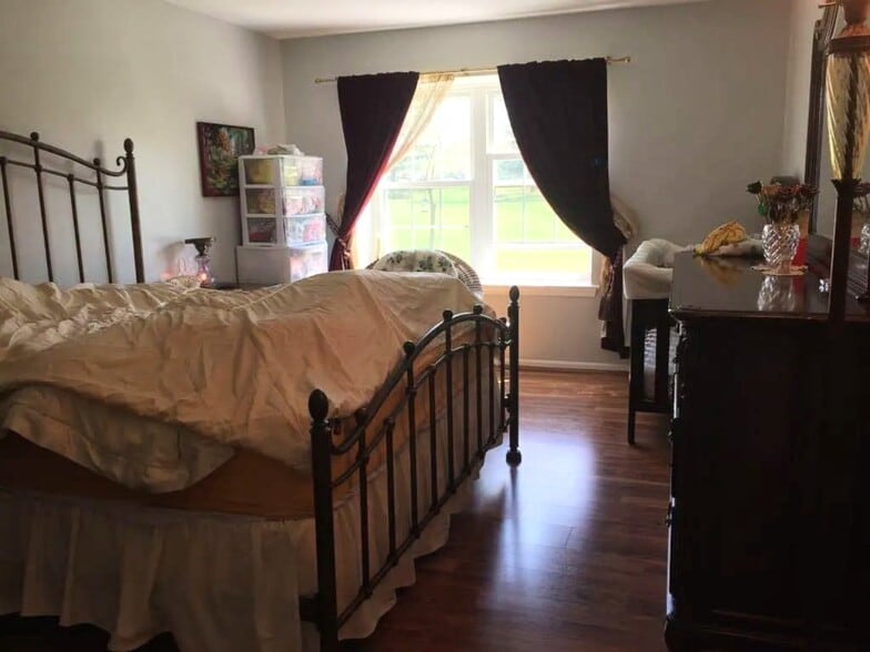 Master bedroom - 605 Saxony Dr