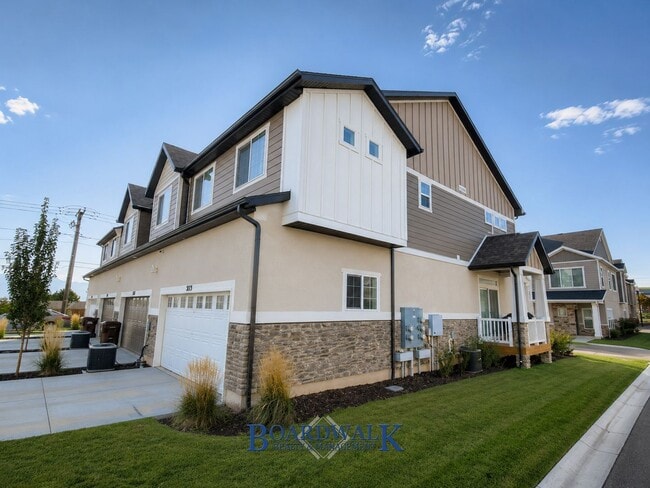 Building Photo - 5623 Coastal Ridge Ln