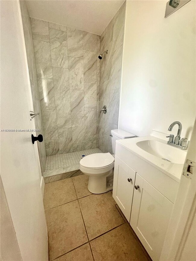 Building Photo - 539 W 40th Pl