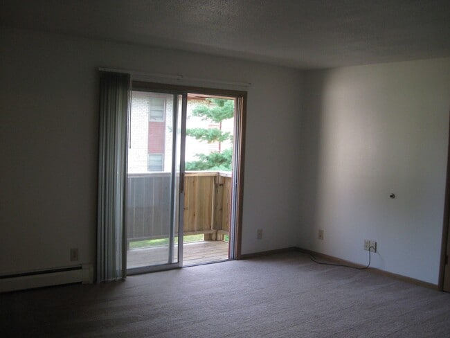 Building Photo - Crest Manor