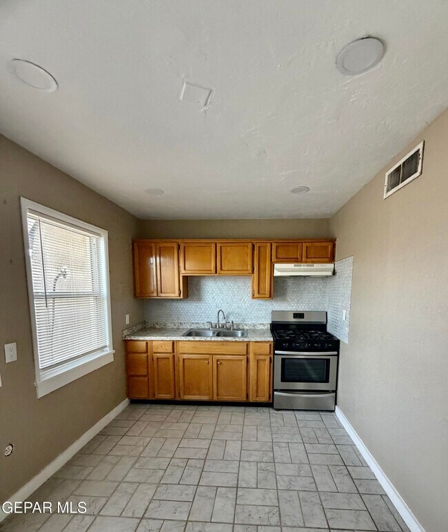 Building Photo - 601 Lomaland Dr