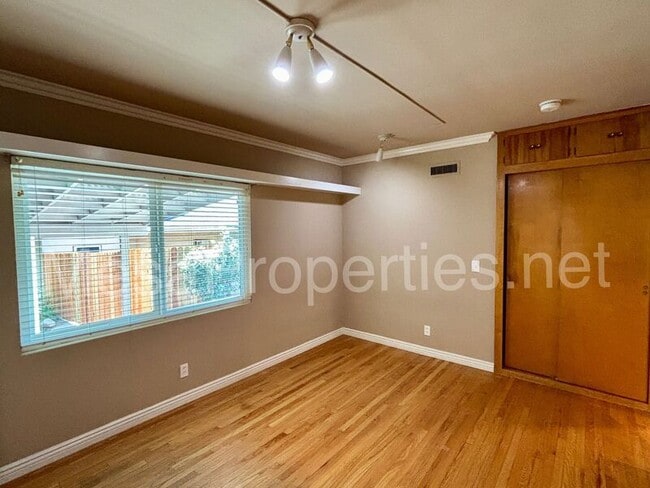 Building Photo - 1480 N Mills Ave