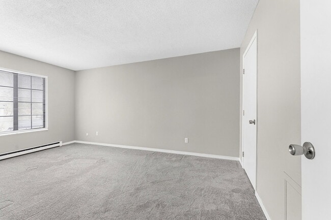 Building Photo - 5943 Walnut Cir Dr