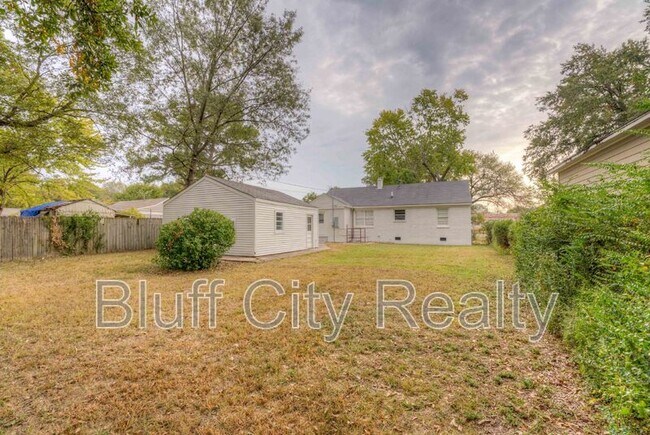 Building Photo - 1363 Colonial Rd