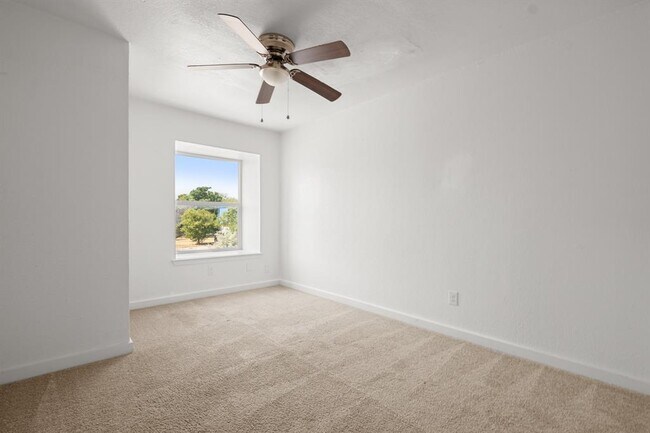 Building Photo - 300 E Croslin St