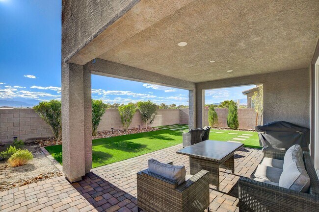Building Photo - Modern Comfort Meets Stunning Mountain Views