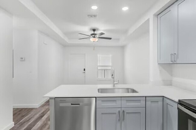 Building Photo - 3184 Oleander Ave