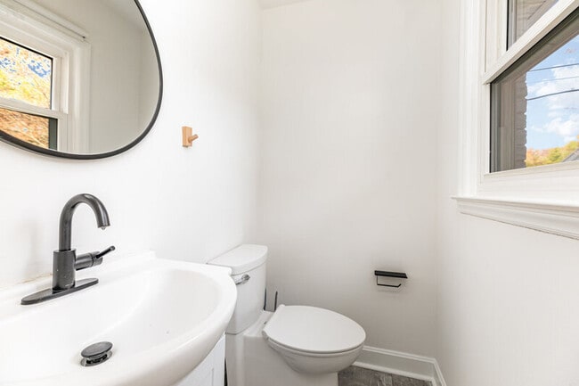 Building Photo - 6701 Lynmont Dr