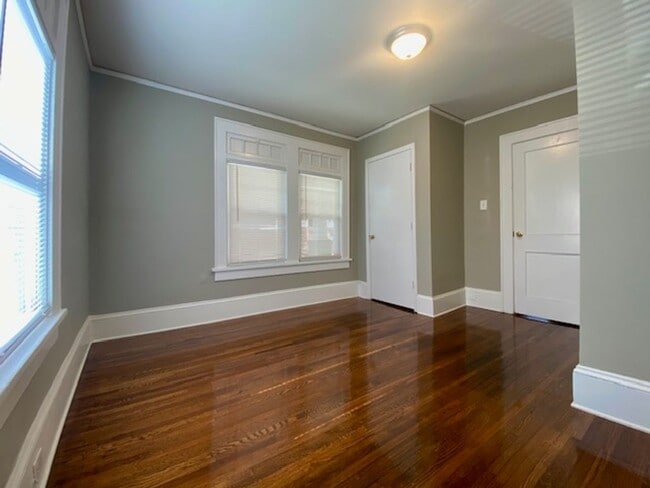 Building Photo - Villa Heights-Belmont Area 2 or 3 bed, 2 b...