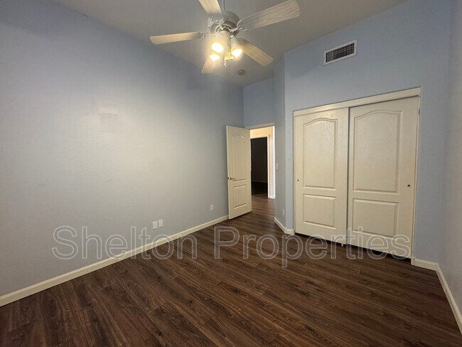 Building Photo - 1313 W Straford Ave