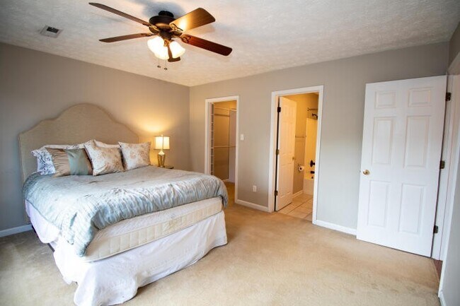 Building Photo - Knoxville 37922 - 3 bedroom, 2 bath with fenced-in yard - Call Susan Niedergeses (865) 300-4722