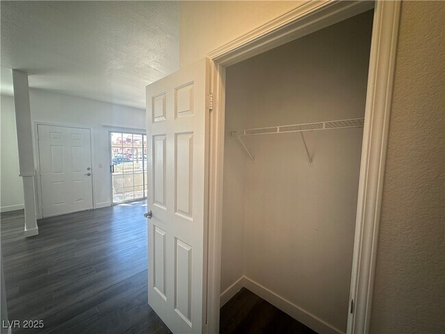 Building Photo - 4730 E Craig Rd