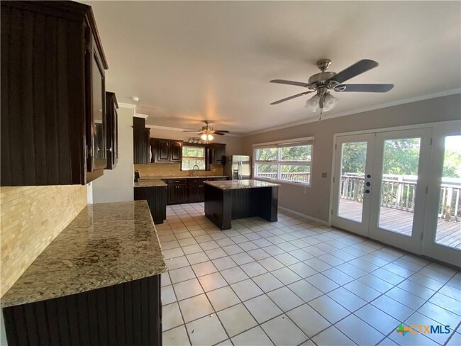 Building Photo - 920 Encino Dr