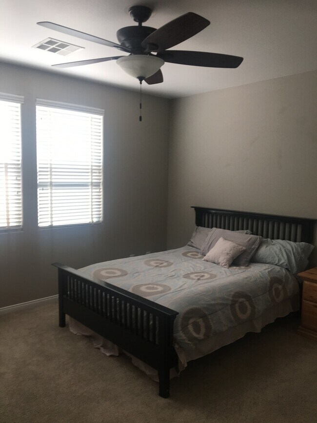 Building Photo - 4BDR/ 3BTH Lone Mountain Home Available Fo...