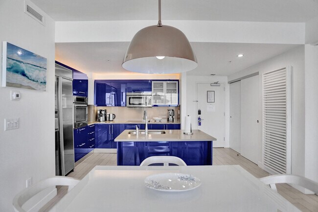 Building Photo - 3101 Bayshore Dr