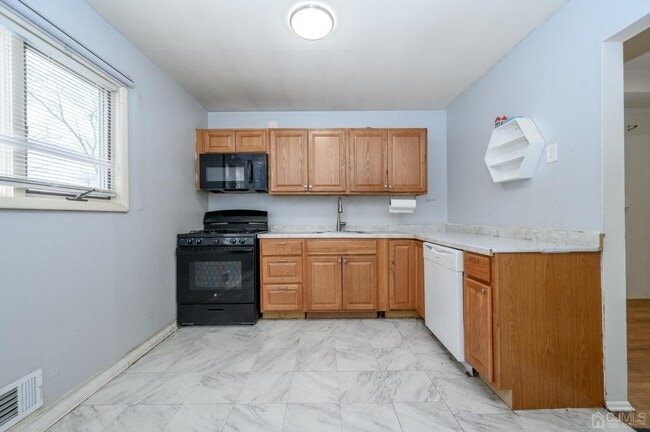 Building Photo - 186 Central Ave