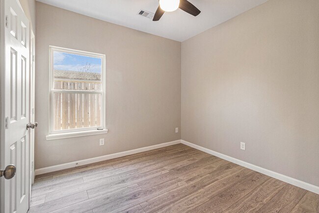 Building Photo - 4645 Larkspur St