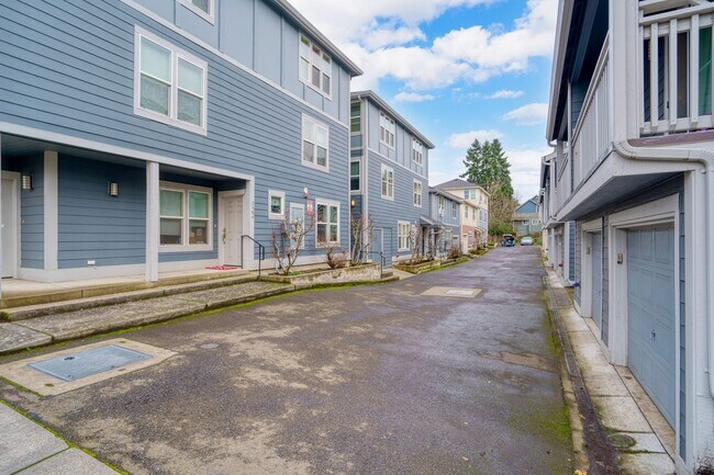 Building Photo - Cozy Studio Apartment in SE Portland w/ Laundry