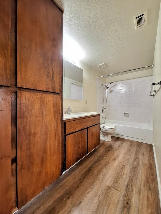 Building Photo - Spacious Second Floor 1bd Condo With Laundry In Unit, Pool, Balcony, & Carport!