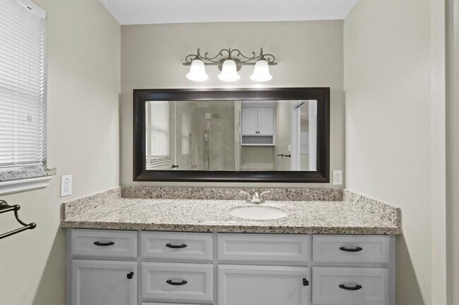 Building Photo - 5618 Bankside Dr